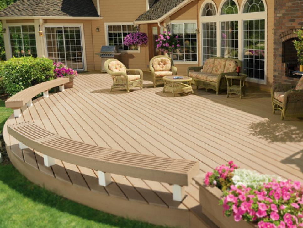 curved deck with built in seating