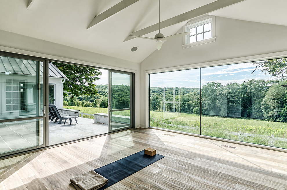 MInimal sunroom design for yoga